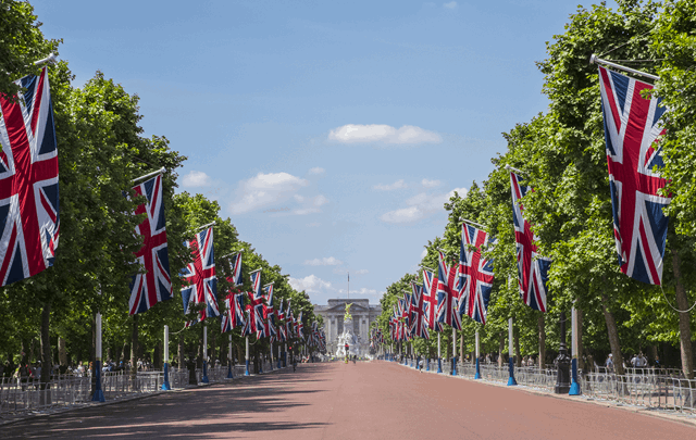 Path leading to Buckingham Palace